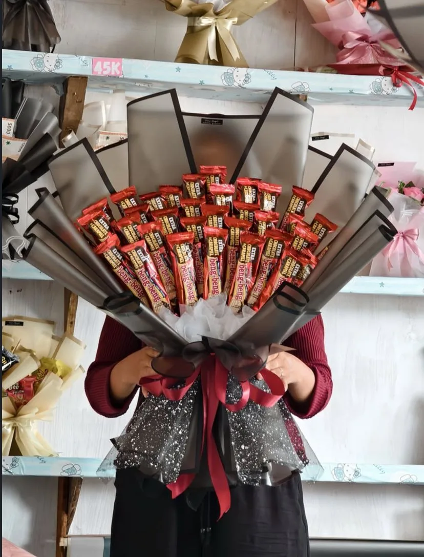 Buket snack ukuran jumbo dengan isian cokelat berlimpah